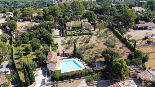 Magnificent property, big swimming pool, private tennis, large enclosed grounds