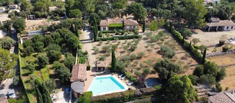 Magnificent property, big swimming pool, private tennis, large enclosed grounds
