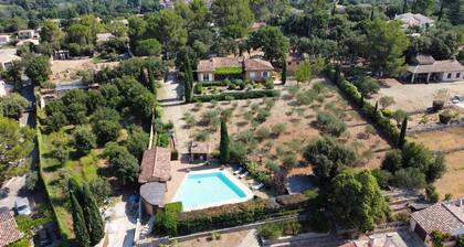 Magnificent property, big swimming pool, private tennis, large enclosed grounds