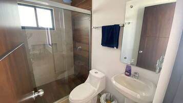 Condo clásico | Baño | Regadera, regadera tipo lluvia, toallas