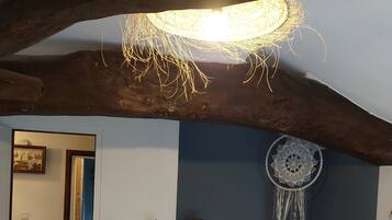 4 chambres, bureau, fer et planche Ă repasser, lit parapluie