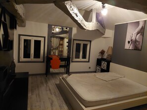 4 bedrooms, desk, iron/ironing board, travel crib