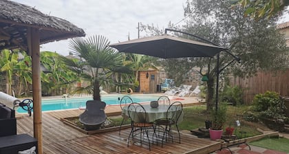 Maison Pierre (PMR) 12 couchages grande piscine chauffée et jacuzzi sel 6 p.