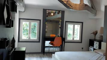 4 chambres, bureau, fer et planche Ă repasser, lit parapluie