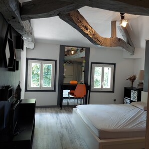 4 chambres, bureau, fer et planche à repasser, lit parapluie