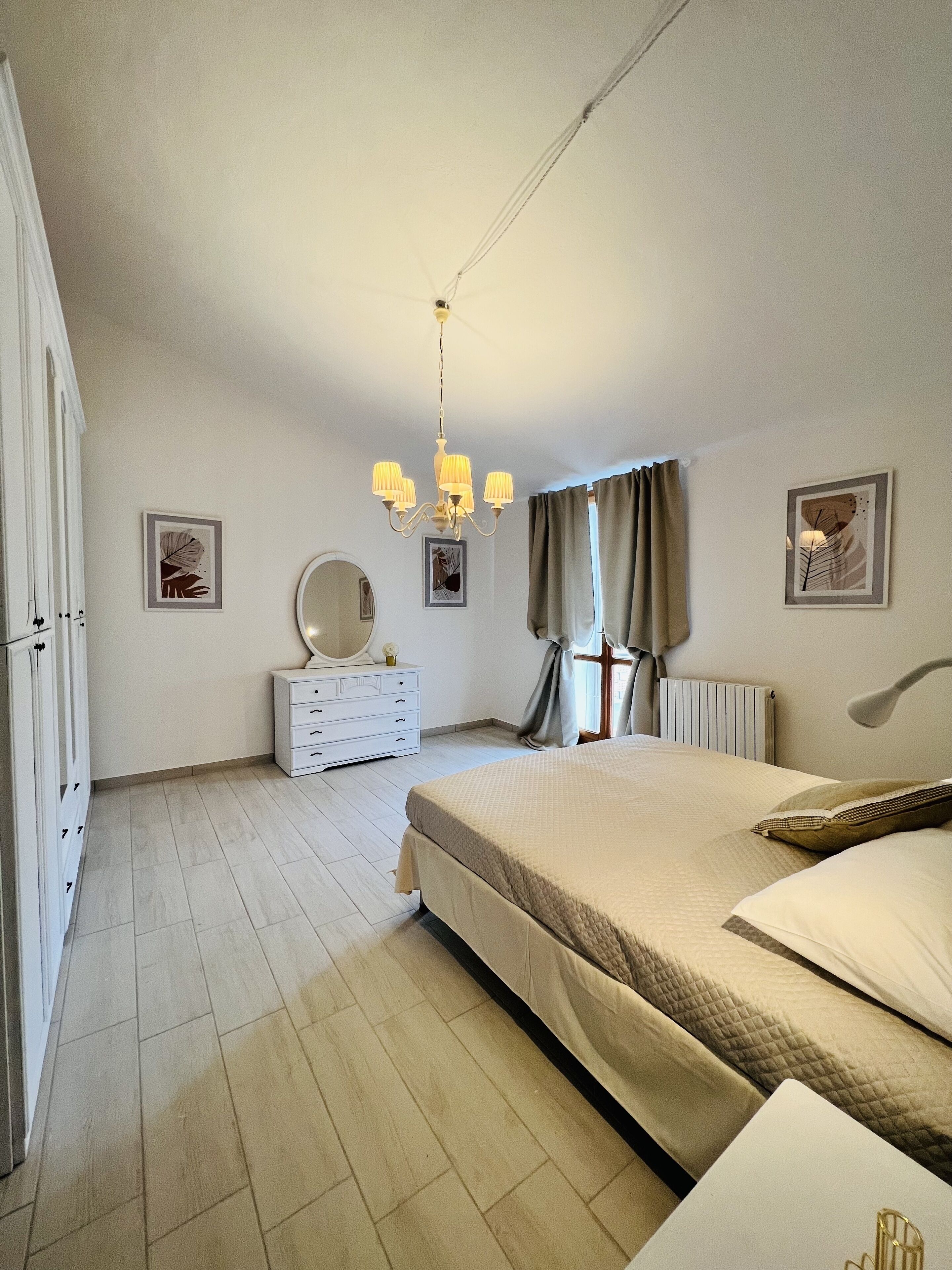 2 makuuhuonetta, työpöytä, silitysrauta/-lauta, vauvan matkasänky