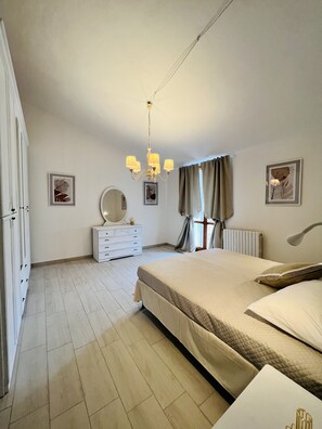 2 間睡房、書桌、熨斗/熨衫板、可攜式嬰兒床