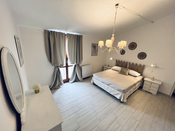 2 bedrooms, desk, iron/ironing board, travel cot