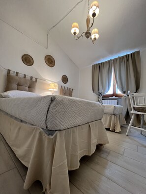 2 habitaciones, escritorio y tabla de planchar con plancha 