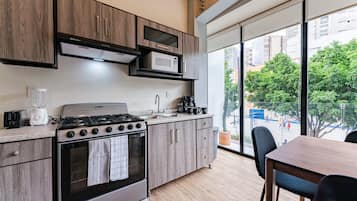Departamento, 3 habitaciones | Cocina privada | Microondas, horno, tostadora y licuadora