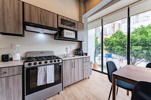 Departamento, 3 habitaciones | Cocina privada | Microondas, horno, tostadora y licuadora 