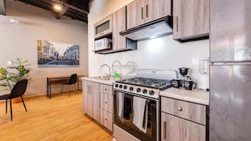 Deluxe Apartment | Private kitchen | Microwave, oven, toaster, blender