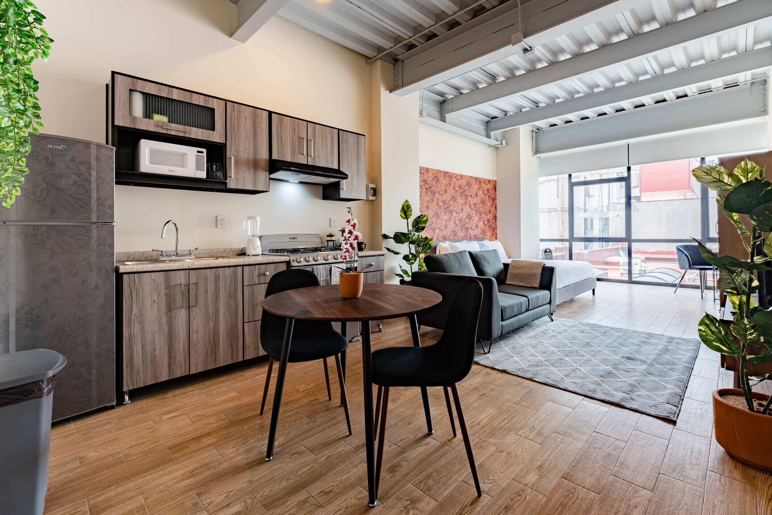 Loft | Cocina privada | Microondas, horno, tostadora y licuadora 