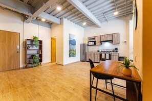 Departamento, Terraza | Cocina privada | Microondas, horno, tostadora y licuadora 