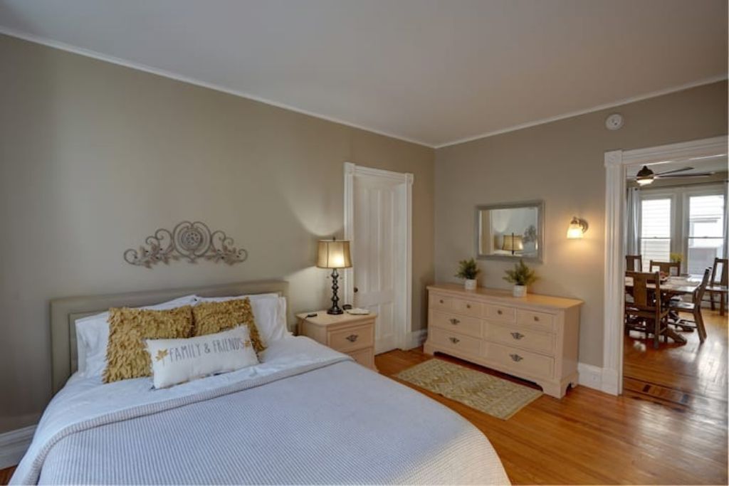 Charming large Victorian apartment on quiet street