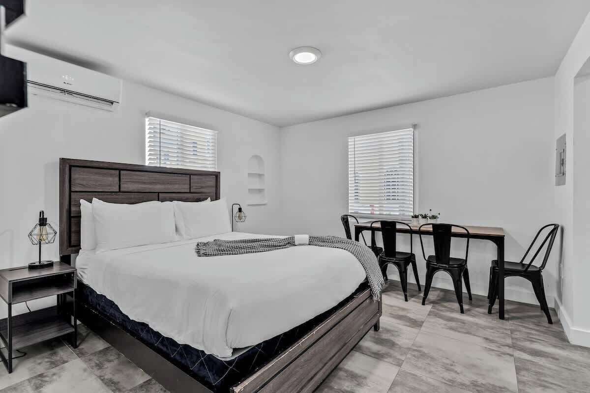 مكتب ومكواة/لوح كي وسرير سفر وواي فاي