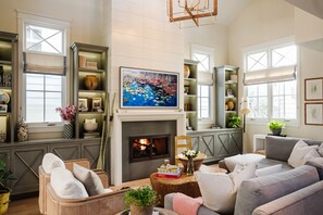 Televisión y chimenea 