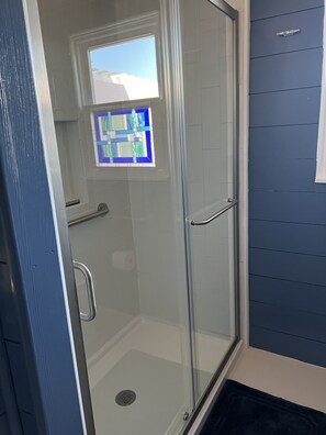 Douche, sèche-cheveux, serviettes fournies