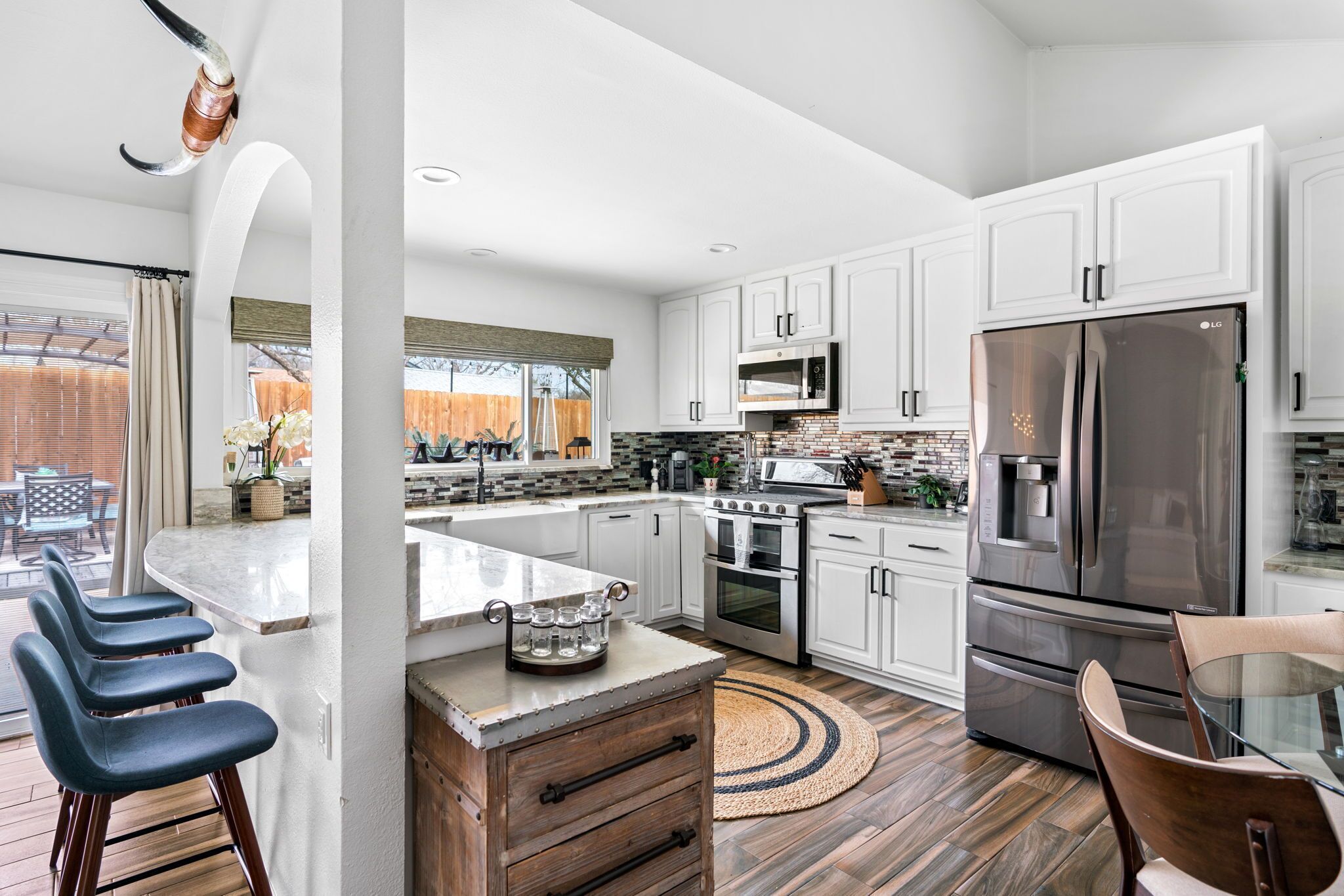 Réfrigérateur, micro-ondes, plaque de cuisson, lave-vaisselle