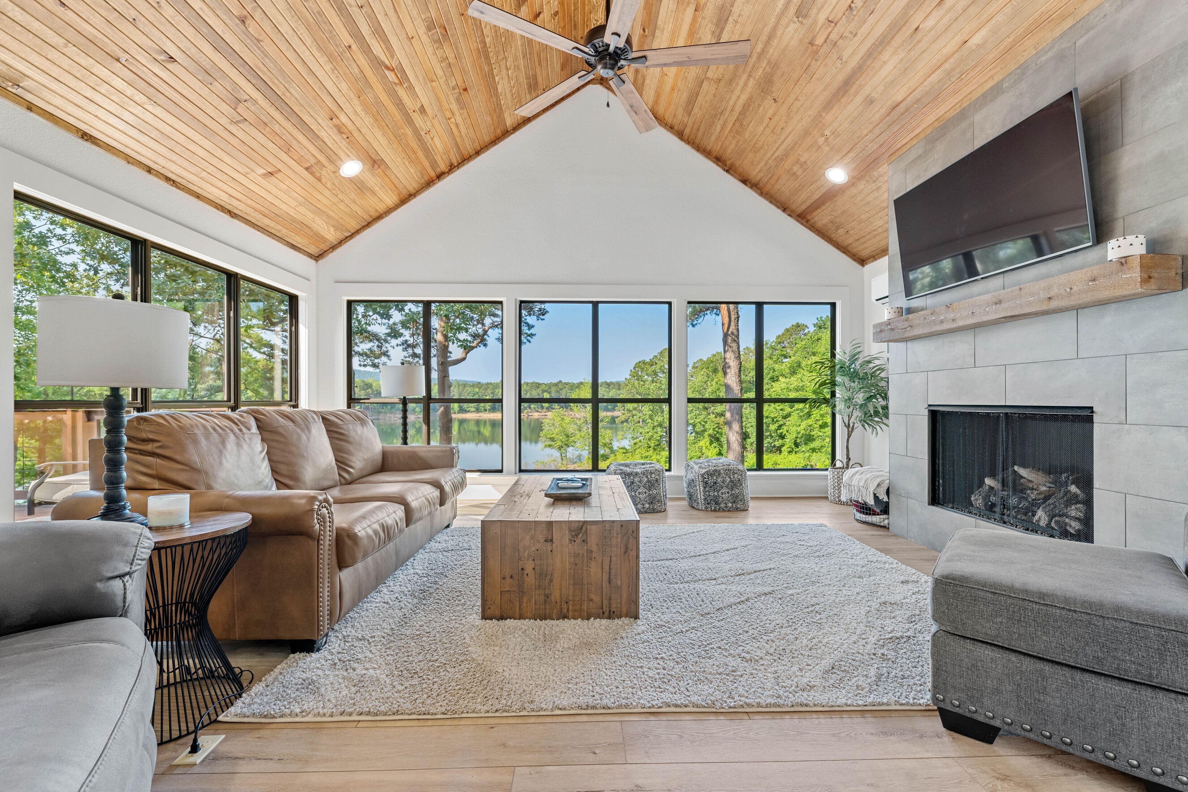 Stunning 4-bedroom Lakehouse on the water!!