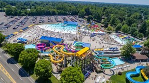 Vue aérienne d’un parc aquatique avec de nombreux toboggans et une grande piscine.