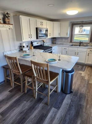 R�éfrigérateur, micro-ondes, four, plaque de cuisson