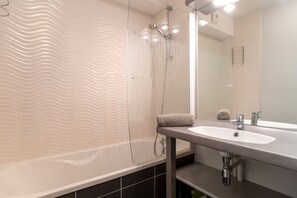 Secador de cabelo, toalhas de banho