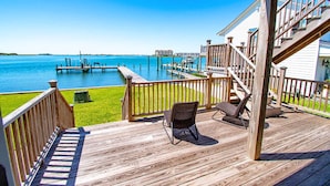 A wooden deck with two chairs overlooking a marina and a body of water. - Speight House, Soundfront House in Historical Beaufort, NC! (Beaufort)