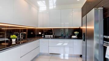 Een koelkast, een magnetron, een oven, een vaatwasser