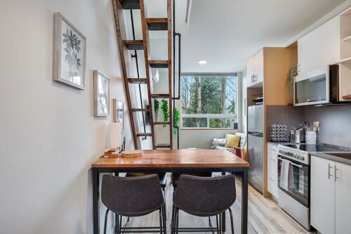 Perch - Pigeon Point Hideaway: Beautiful West Seattle 2BR Home