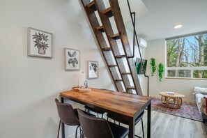 Dining - Perch - Pigeon Point Hideaway: Beautiful West Seattle 2BR Home (Seattle)