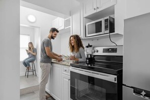 Jääkaappi, mikroaaltouuni, liesi, kahvin-/teenkeitin