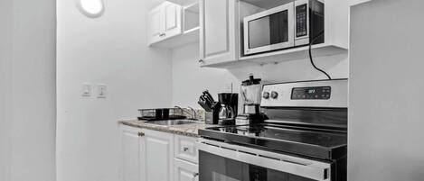 Een koelkast, een microgolfoven, een kookplaat