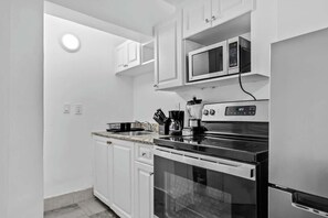 Fridge, microwave, stovetop, coffee/tea maker - Cozy Studio 2 Blocks from the Beach - Unit #3 (Hollywood)