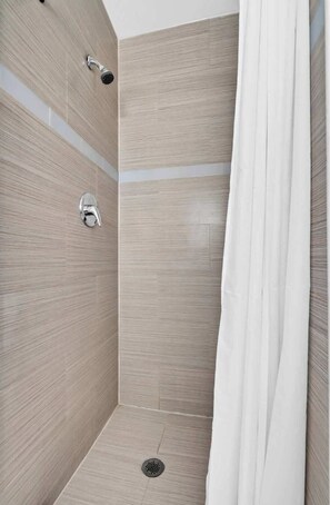 Shower, hair dryer, towels, soap - Cozy Studio 2 Blocks from the Beach - Unit #3 (Hollywood)