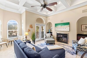 Smart TV, fireplace - Steps to Beach, Large Community Pool & Hot Tub! Gated Community, Destin, FL (Destin)
