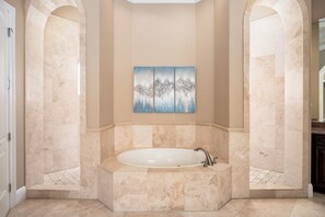 Baignoire, sèche-cheveux, serviettes fournies