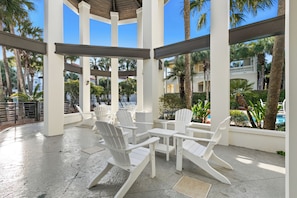 Terrace/patio - Steps to Beach, Large Community Pool & Hot Tub! Gated Community, Destin, FL (Destin)