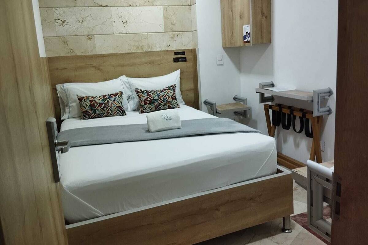 Habitación doble | Edredón, camas Select Comfort y espacio para trabajar con laptop