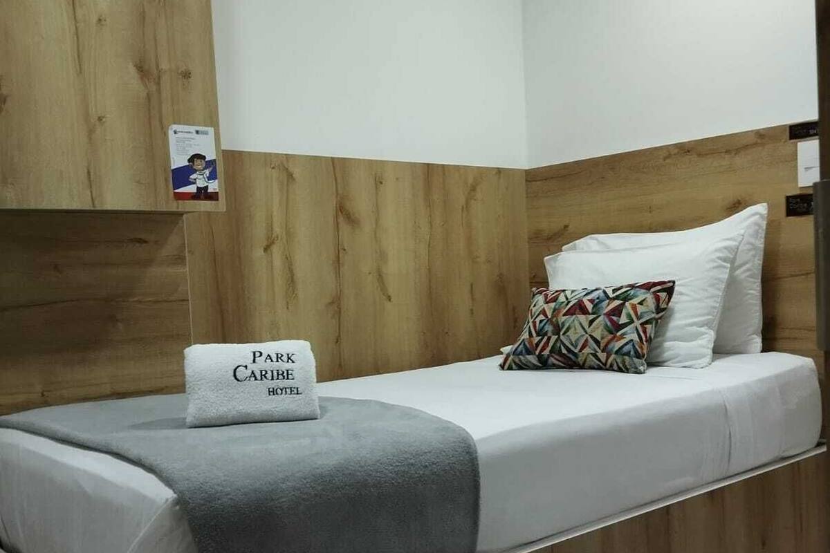 Habitación tradicional | Edredón, camas Select Comfort y espacio para trabajar con laptop
