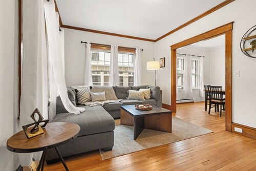 Modern Boutique Farmhouse - Walk to Town - King Bed