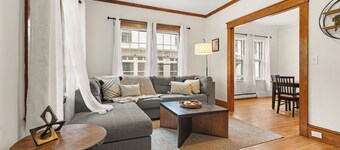 Modern Boutique Farmhouse - Walk to Town - King Bed