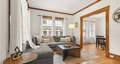 Modern Boutique Farmhouse - Walk to Town - King Bed