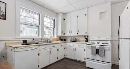 Modern Boutique Farmhouse - Walk to Town - King Bed