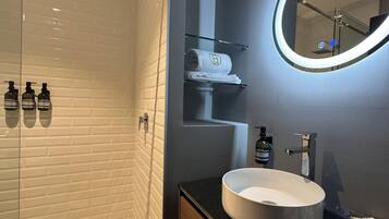 Regadera, regadera tipo lluvia, amenidades de baño gratuitas, toallas