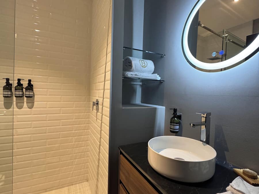 Shower, rainfall showerhead, free toiletries, towels