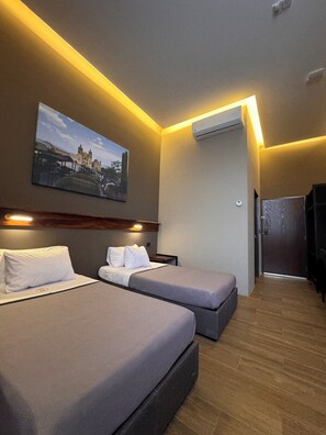 Deluxe Twin kamer | Luxe beddengoed, donsdekens, individueel gemeubileerd, een bureau