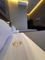 Quarto duplo luxo | Roupas de cama premium, edredons de pluma, individualmente mobiliados