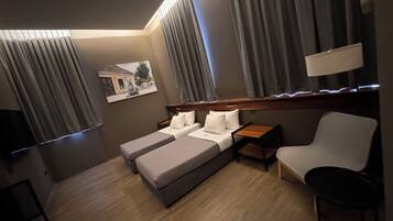 Habitación Deluxe con 2 camas individuales | Ropa de cama de alta calidad, edredón, muebles diferentes y escritorio