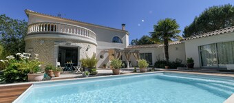 Santorini bed and breakfast with terrace and swimming pool